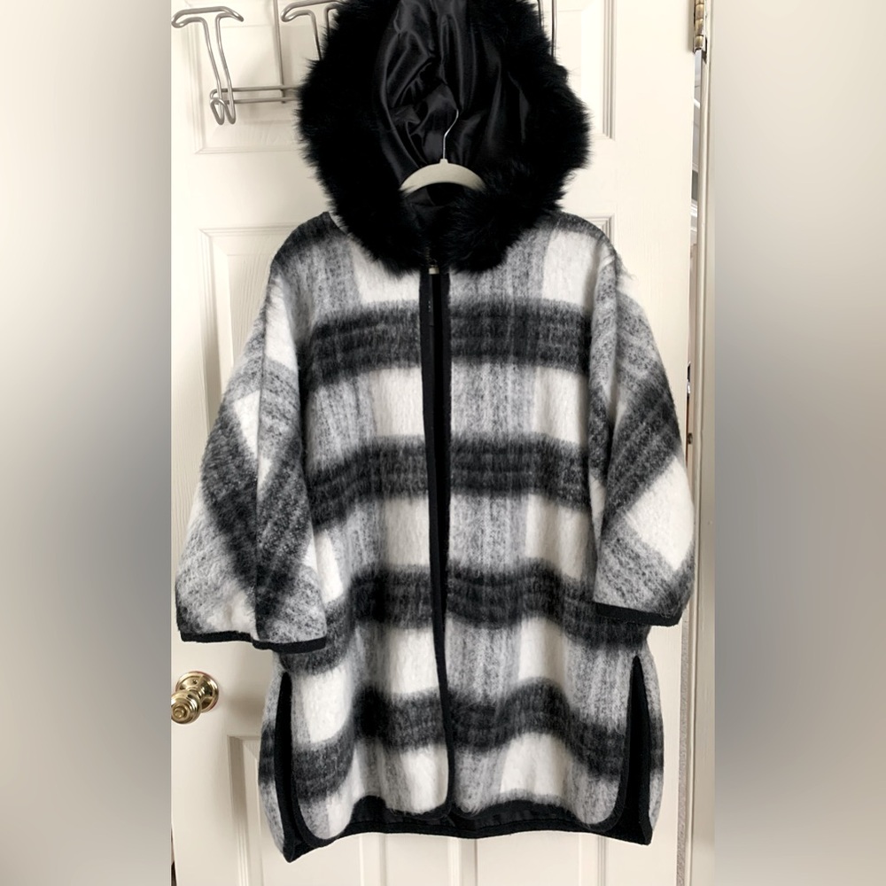 Women’s cape with sleeves